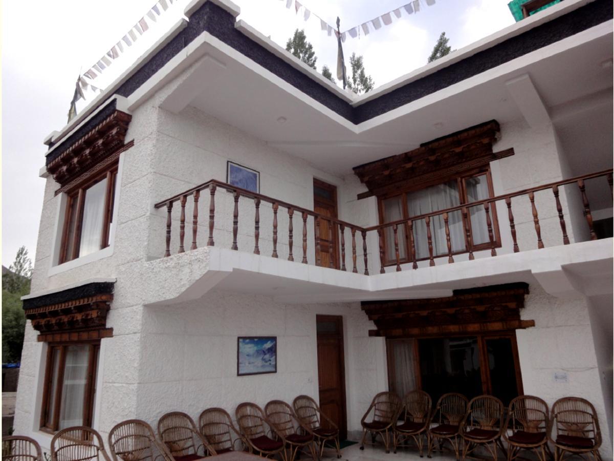 Hotel Holiday Ladakh Λεχ Εξωτερικό φωτογραφία